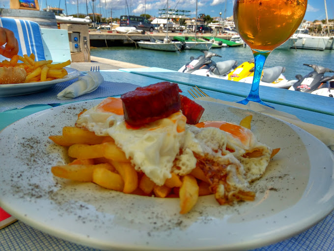 La Roqueta plato de comida con papas